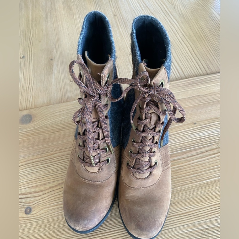 Sorel Brown Suede Lace-Up Ankle Boots with Gray Felt Collar size 10